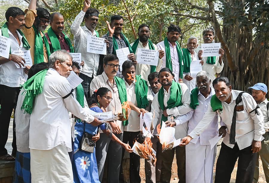 ಮೈಸೂರಿನ ಗನ್ಹೌಸ್ ಬಳಿಯ ಕುವೆಂಪು ಉದ್ಯಾನದಲ್ಲಿ ಭಾನುವಾರ ರಾಜ್ಯ ರೈತ ಸಂಘಟನೆಗಳ ಒಕ್ಕೂಟದವರು ಭಾರತ–ಅಮೆರಿಕ ಮುಕ್ತ ವ್ಯಾಪಾರ ಒಪ್ಪಂದದ ಪ್ರತಿ ಸುಟ್ಟು ಪ್ರತಿಭಟಿಸಿದರು –ಪ್ರಜಾವಾಣಿ ಚಿತ್ರ