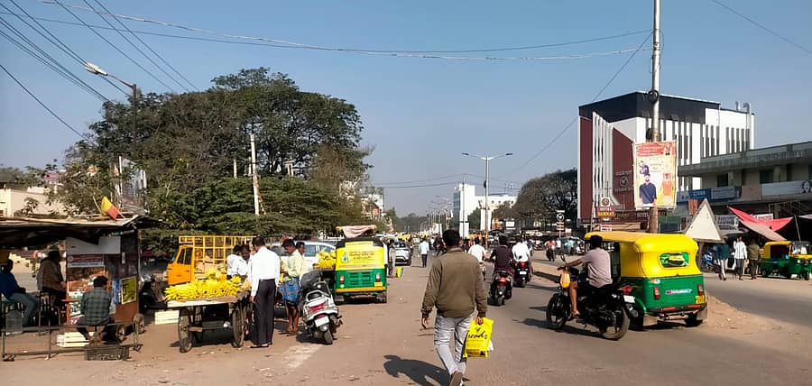 ಶಿರಾದ ಕೆಎಸ್ಆರ್‌ಟಿಸಿ ಬಸ್ ನಿಲ್ದಾಣ ಸಮೀಪ ಎಲ್ಲೆಂದರಲ್ಲಿ ವಾಹನ ನಿಲುಗಡೆ 