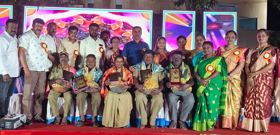 <div class="paragraphs"><p>ಕೋಲಾರ ತಾಲ್ಲೂಕಿನ ವೇಮಗಲ್‌ನಲ್ಲಿ ನಡೆದ ಶತಮಾನೋತ್ಸವ ಶಾಲೆಯ ಸಾಂಸ್ಕೃತಿಕ ಸುಗ್ಗಿ ವೇಳೆ ಪಟ್ಟಣ ಪಂಚಾಯತಿಯ ಪೌರಕಾರ್ಮಿಕ‌ರು, ಬಿಸಿಯೂಟ ಅಡುಗೆ ಸಿಬ್ಬಂದಿಯನ್ನು ಸನ್ಮಾನಿಸಲಾಯಿತು</p></div>