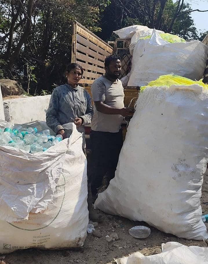 ಮೂಡಿಗೆರೆ ತಾಲ್ಲೂಕಿನ ಚಾರ್ಮಾಡಿ ಘಾಟಿಯಲ್ಲಿ ಪ್ಲಾಸ್ಟಿಕ್ ಬಾಟಲಿಗಳನ್ನು ಸಂಗ್ರಹಿಸಿದ ಸತೀಶ್ ಕುಟುಂಬ