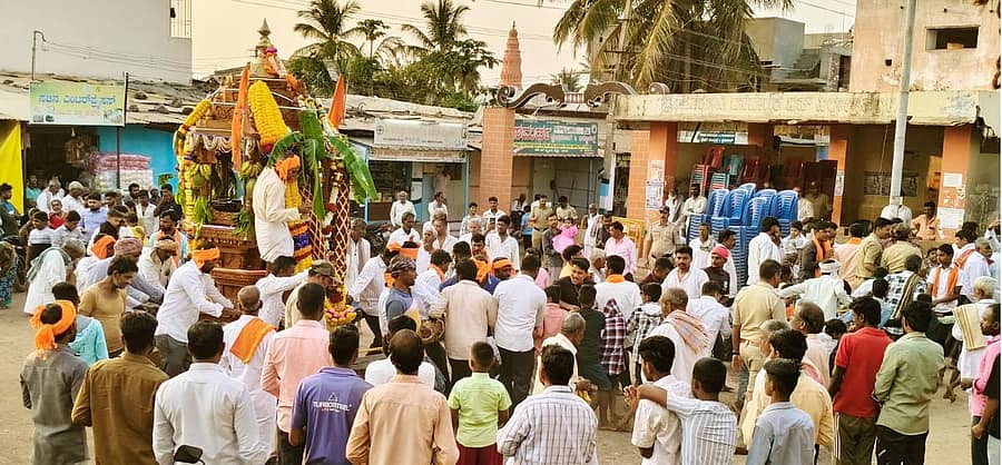 ಮಹಾ ಶಿವರಾತ್ರಿ ಅಂಗವಾಗಿ ಧಾರವಾಡ ತಾಲ್ಲೂಕಿನ ಹೆಬ್ಬಳ್ಳಿ ಗ್ರಾಮದ ಶ್ರೀಶೈಲ ಮಲ್ಲಿಕಾರ್ಜುನಸ್ವಾಮಿಯ 2ನೇ ವರ್ಷದ ಜಾತ್ರಾ ಮಹೋತ್ಸವದ ರಥೋತ್ಸವ ಭಾನುವಾರ ಜರುಗಿತು