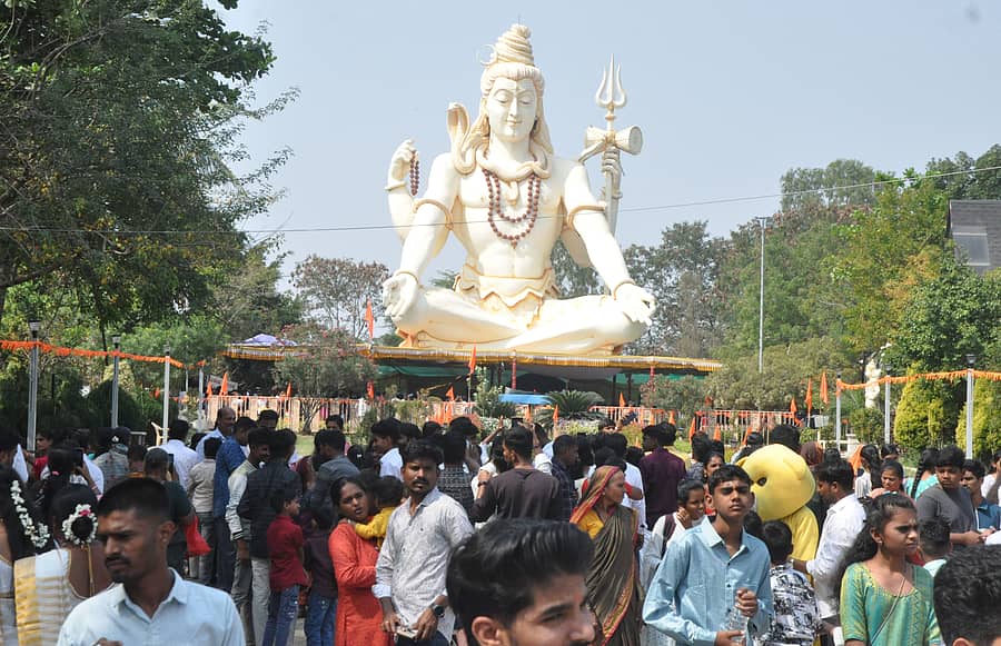 ವಿಜಯಪುರ ನಗರದ ಹೊರವಲಯದಲ್ಲಿರುವ ಪ್ರಸಿದ್ಧ ಪ್ರವಾಸಿ ತಾಣ ಶಿವಗಿರಿಗೆ ಭಾನುವಾರ ಶಿವರಾತ್ರಿ ಪ್ರಯುಕ್ತ ಭಕ್ತ ಸಾಗರವೇ ಹರಿದು ಬಂದಿತು– ಪ್ರಜಾವಾಣಿ ಚಿತ್ರ