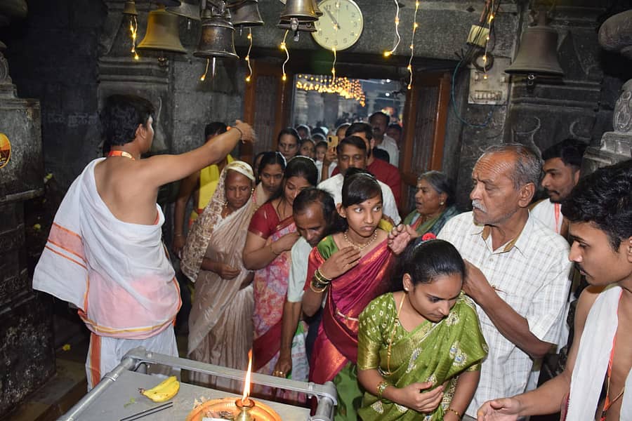 ತ್ರಿಕೂಟೇಶ್ವರ ದೇವಸ್ಥಾನದಲ್ಲಿ ಶಿವನ ದರ್ಶನ ಪಡೆದ ಭಕ್ತರು