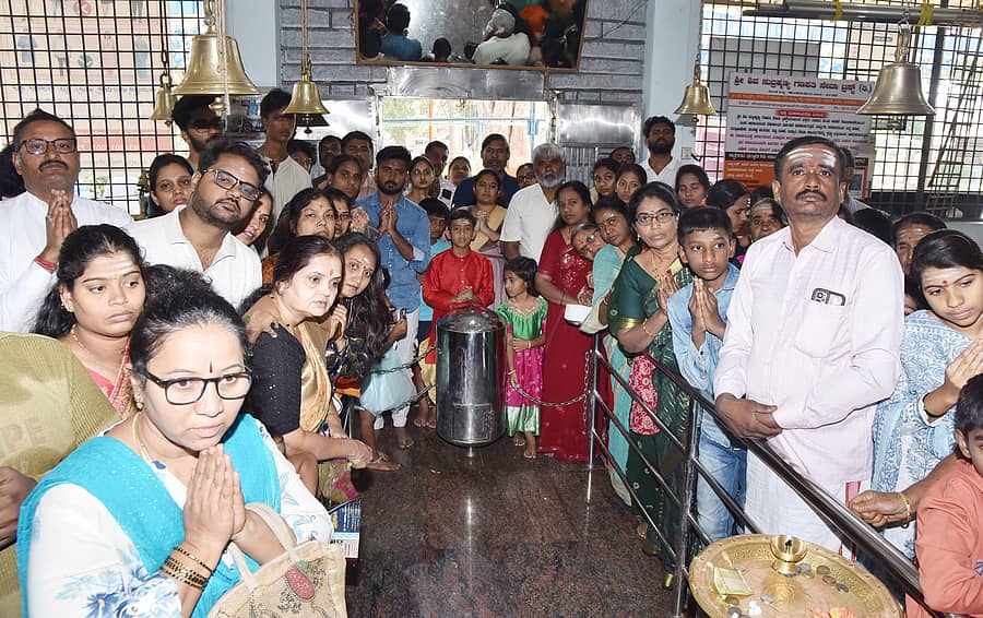 ತುಮಕೂರಿನ ಸಿದ್ದರಾಮೇಶ್ವರ ಬಡಾವಣೆಯ ಶಿವಸುಬ್ರಹ್ಮಣ್ಯ ಗಣಪತಿ ದೇವಾಲಯದಲ್ಲಿ ಭಾನುವಾರ ಭಕ್ತರು ದೇವರ ದರ್ಶನ ಪಡೆದರು