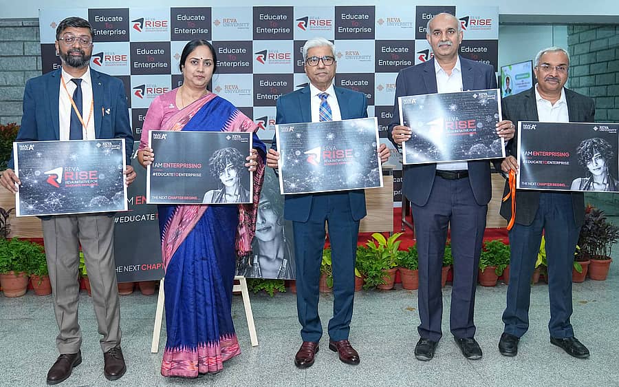 ರೇವಾ ವಿಶ್ವವಿದ್ಯಾಲಯದ ಕುಲಾಧಿಪತಿ ಪಿ.ಶ್ಯಾಮರಾಜು, ‘ಎಜುಕೇಟ್ ಟು ಎಂಟರ್‌ಪ್ರೈಸ್’ ಕಾರ್ಯಕ್ರಮವನ್ನು ಅನಾವರಣಗೊಳಿಸಿದರು. ಎಂ.ಧನಂಜಯ, ಬೀನಾ.ಜಿ, ಜೆ.ಬಿ.ಸಿಂಹ, ಗೌರವ್ ಯಾದವ್ ಇದ್ದರು.