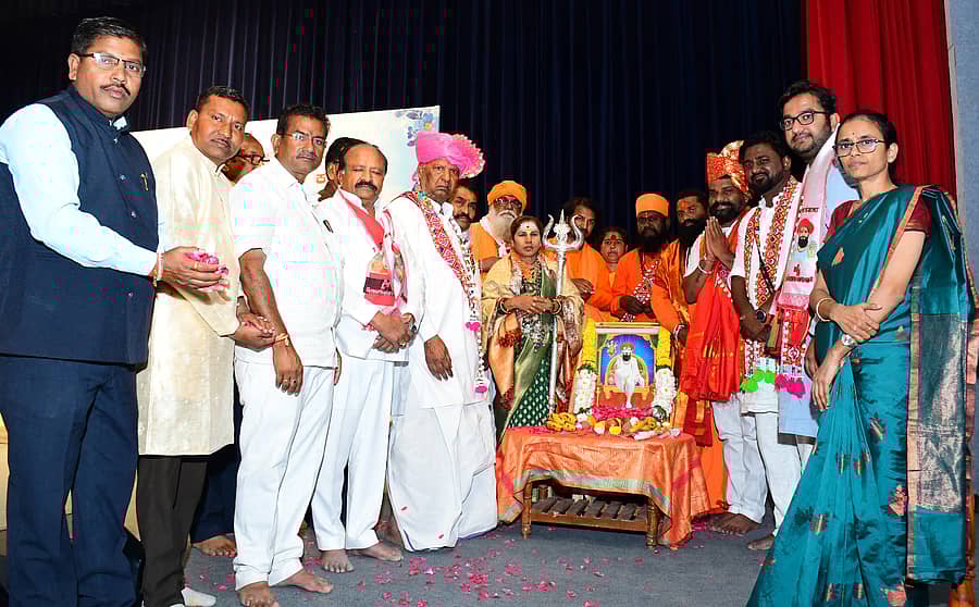 ಕಲಬುರಗಿಯ ಎಸ್‌.ಎಂ.ಪಂಡಿತ್ ರಂಗಮಂದಿರದಲ್ಲಿ ನಡೆದ ಸಂತ ಸೇವಾಲಾಲರ ಜಯಂತಿ ಕಾರ್ಯಕ್ರಮದಲ್ಲಿ ಗಣ್ಯರು ಸೇವಾಲಾಲರ ಚಿತ್ರಕ್ಕೆ ಪುಷ್ಪ ನಮನ ಸಲ್ಲಿಸಿದರು –ಪ್ರಜಾವಾಣಿ ಚಿತ್ರ