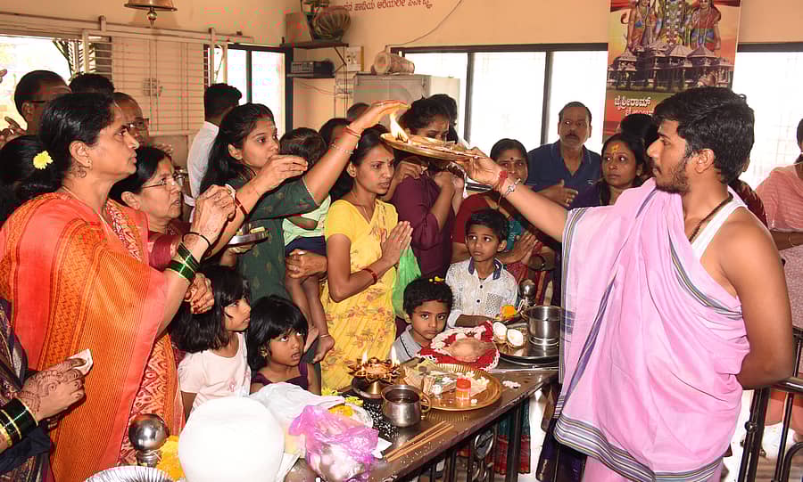 ಯಾದಗಿರಿಯ ಬಸವೇಶ್ವರ ನಗರದ ಶಿವನ ದೇಸ್ಥಾನದಲ್ಲಿ ಭಾನುವಾರ ಮಂಗಳಾರತಿ ಪಡೆದ ಭಕ್ತರು  
