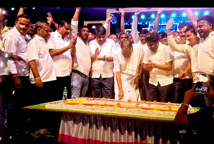 ಗಂಡಸಿ ಹೋಬಳಿ ಕಾಂಗ್ರೆಸ್ ಕಾರ್ಯಕರ್ತರು ಏರ್ಪಡಿಸಿದ್ದ ಕಾರ್ಯಕ್ರಮದಲ್ಲಿ ಶಾಸಕ ಕೆ.ಎಂ. ಶಿವಲಿಂಗೇಗೌಡ ಕೇಕ್ ಕತ್ತರಿಸಿದರು