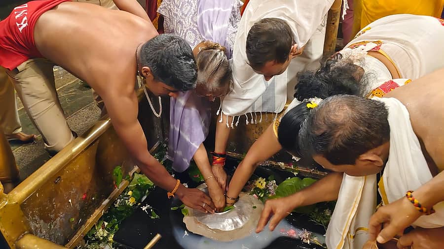 <div class="paragraphs"><p>ಆತ್ಮಲಿಂಗಕ್ಕೆ ಪೂಜೆ</p></div>