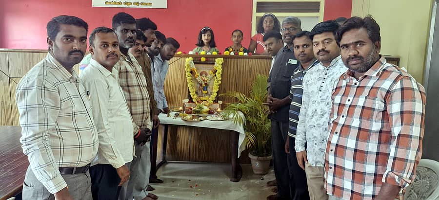 ಚನ್ನಪಟ್ಟಣದ ತಾಲ್ಲೂಕು ಕಚೇರಿಯಲ್ಲಿ ಹಮ್ಮಿಕೊಂಡಿದ್ದ ಸಂತ ಸೇವಾಲಾಲ್ ಜಯಂತಿ ಕಾರ್ಯಕ್ರಮದಲ್ಲಿ ತಾಲ್ಲೂಕು ಕಚೇರಿಯ ಉಪ ತಹಸಿಲ್ದಾರ್ ಹರೀಶ್ ಕುಮಾರ್, ಚಕ್ಕೆರೆ ಪ್ರೌಢಶಾಲೆ ಮುಖ್ಯಶಿಕ್ಷಕ ಯೋಗೇಶ್ ಚಕ್ಕೆರೆ, ವಿವಿಧ ಇಲಾಖೆಗಳ ಅಧಿಕಾರಿಗಳು, ಸಿಬ್ಬಂದಿ ಹಾಜರಿದ್ದರು