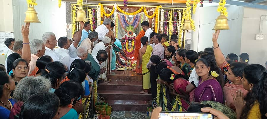 ಸರಗೂರು ಪಟ್ಟಣದ ಗಾಣಿಗ ಸಮಾಜ ಹಾಗೂ ಸೇವಾಭಿವೃದ್ಧಿ ಟ್ರಸ್ಟ್‌ನ ಮಹಾಗಣಪತಿ ದೇವಸ್ಥಾನದ 5ನೇ  ವಾರ್ಷಿಕೋತ್ಸವ ಹಾಗೂ ಮಹಾ ಶಿವರಾತ್ರಿ ಅಂಗವಾಗಿ ಭಾನುವಾರ ವಿಶೇಷ ಪೂಜೆ ಸಲ್ಲಿಸಲಾಯಿತು