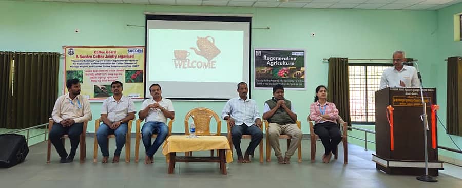 ಪೆರಾಜೆ ಪ್ರಾಥಮಿಕ ಕೃಷಿ ಪತ್ತಿನ ಸಹಕಾರ ಸಂಘದಲ್ಲಿ ಆಯೋಜಿಸಲಾಗಿದ್ದ ಕಾಫಿ ಬೆಳೆಯ ಬಗ್ಗೆ ಮಾಹಿತಿ ಕಾರ್ಯಾಗಾರದಲ್ಲಿ ವಿಜ್ಞಾನಿ ಡಾ.ಎಸ್.ಎ.ನಾಡಫ್ ಮಾತನಾಡಿದರು