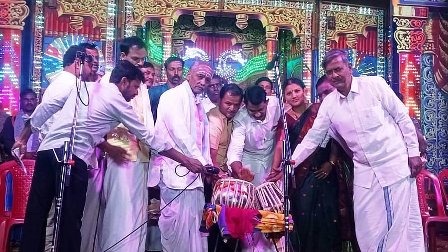 ಕೊಟ್ಟೂರು ಎಪಿಎಂಸಿ ಆವರಣದಲ್ಲಿರುವ ಸಭಾಂಗಣದಲ್ಲಿ ಕೊಟ್ಟೂರೇಶ್ವರ ಸ್ವಾಮಿ ರಥೋತ್ಸವದ ಪ್ರಯುಕ್ತ ಶನಿವಾರ ನಡೆದ ನಾಟಕಕ್ಕೆ ಗುತ್ತಿಗೆದಾರ ಎನ್.ಹೇಮಣ್ಣ ಅಲಬೂರು ಚಾಲನೆ ನೀಡಿದರು