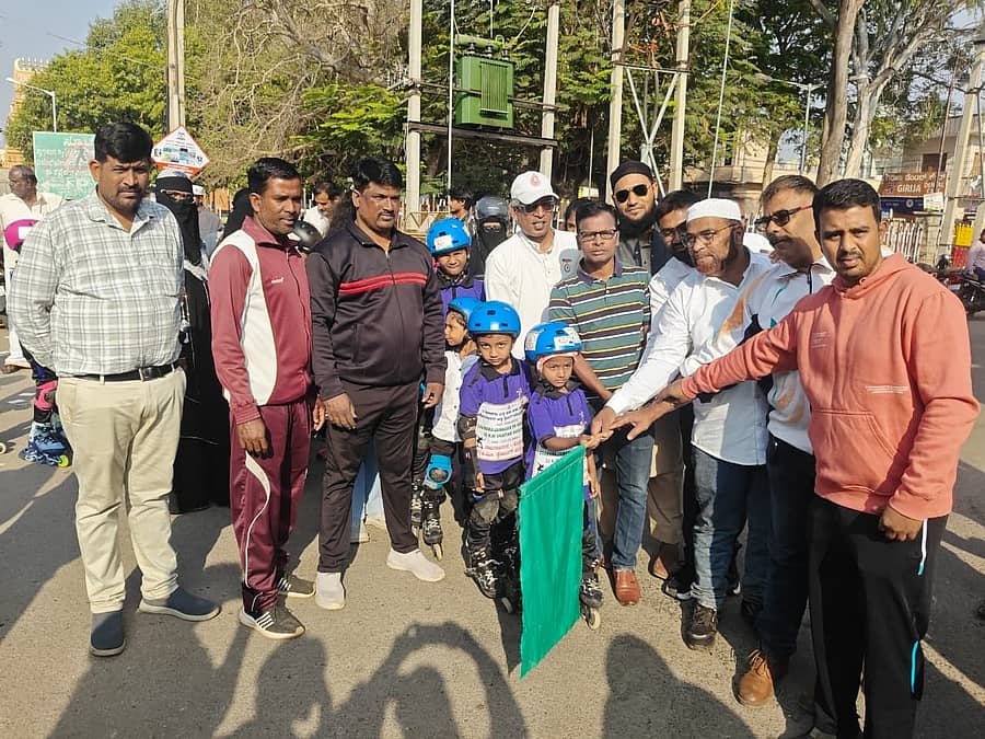 ಕ್ರೀಡಾ ದಿನಾಚರಣೆ ಅಂಗವಾಗಿ ಜಿಲ್ಲಾ ಸ್ಕೇಟಿಂಗ್ ಅಸೋಸಿಯೇಷನ್ ವತಿಯಿಂದ ಚಾಮರಾಜನಗರದಿಂದ ಕೊಳ್ಳೇಗಾಲದವರೆಗೆ 30 ಕಿ.ಮೀ ಸ್ಕೇಟಿಂಗ್ ಮ್ಯಾರಥಾನ್‌ಗೆ ನಗರದ ಚಾಮರಾಜೇಶ್ವರ ಉದ್ಯಾನದ ಮುಂಭಾಗ ಉದ್ಯಮಿ ಶ್ರೀನಿಧಿ ಕುದರ್, ಕ್ರೀಡಾಪಟು ವಿ.ಶ್ರೀನಿವಾಸ ಪ್ರಸಾದ್ ಚಾಲನೆ ನೀಡಿದರು.