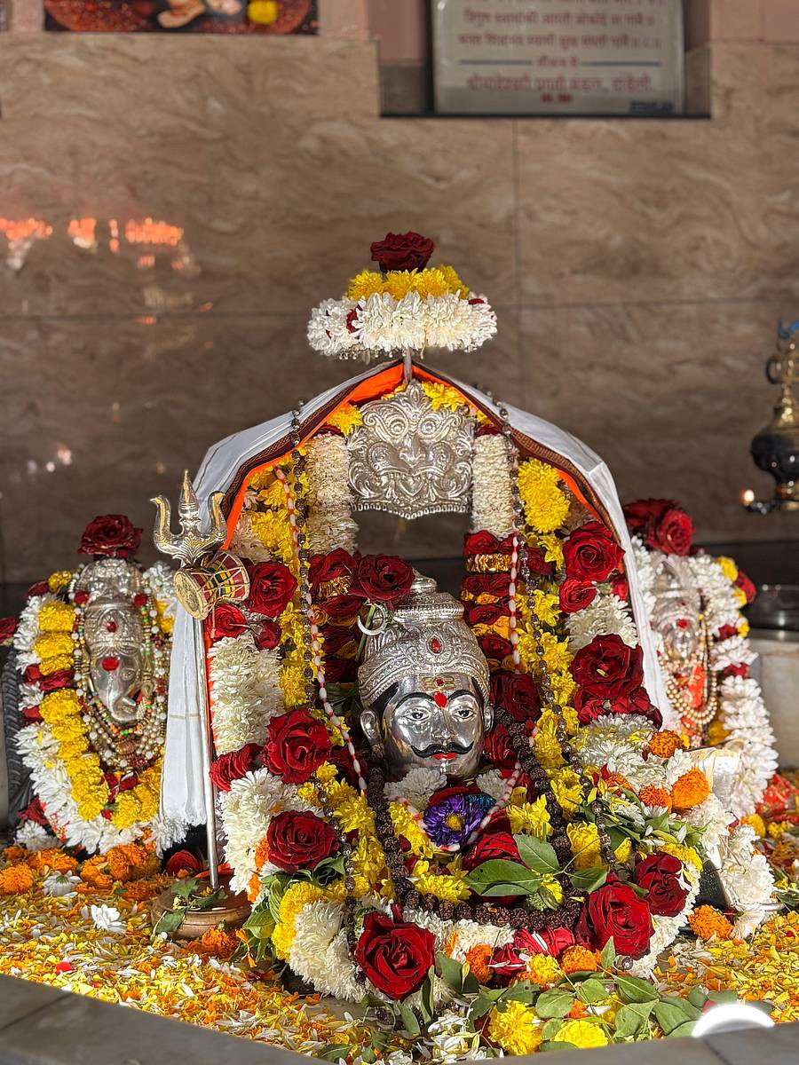 <div class="paragraphs"><p>ದಾಂಡೇಲಿ ಕುಳಗಿ ರಸ್ತೆಯ ಈಶ್ವರ ದೇವಾಲಯದಲ್ಲಿ ಭಾನುವಾರ ಸಂಜೆ ಶಿವನಿಗೆ ವಿಶೇಷ ಅಲಂಕಾರ ಮಾಡಲಾಗಿತ್ತು.</p></div>