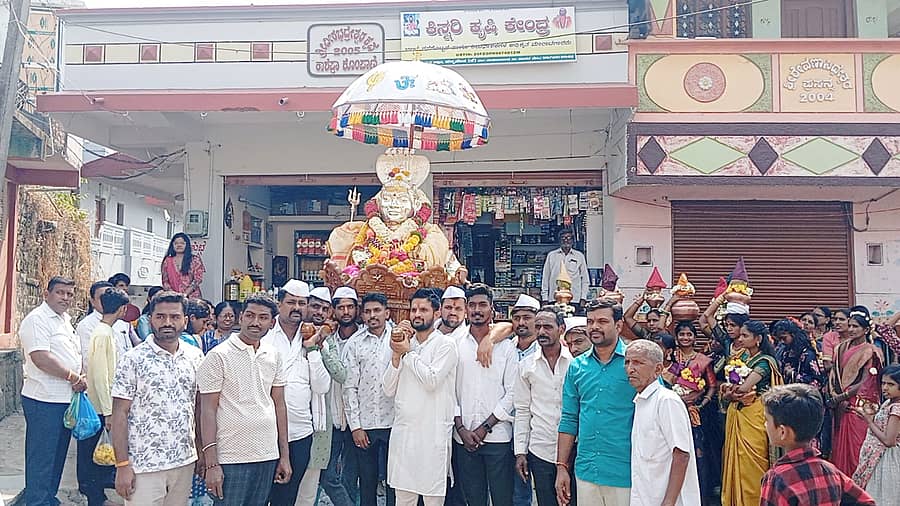 ಹುಮನಾಬಾದ್ ತಾಲ್ಲೂಕಿನ ಹಳ್ಳಿಖೇಡ್ ಕೆ.ಗ್ರಾಮದಲ್ಲಿ ಕೈಲಾಸನಾಥೇಶ್ವರ ಪಲ್ಲಕ್ಕಿ ಉತ್ಸವ ಜರುಗಿತು