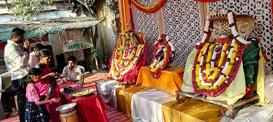 ಮಹಾ ಶಿವರಾತ್ರಿ ಪ್ರಯುಕ್ತ ರಾಮನಗರದ ಅರ್ಕೇಶ್ವರ ದೇವಾಲಯದ ಆವರಣದಲ್ಲಿ ಭಕ್ತರು ದೇವರ ಮೂರ್ತಿಗಳ ದರ್ಶನ ಪಡೆದು ನಮಿಸಿದರು