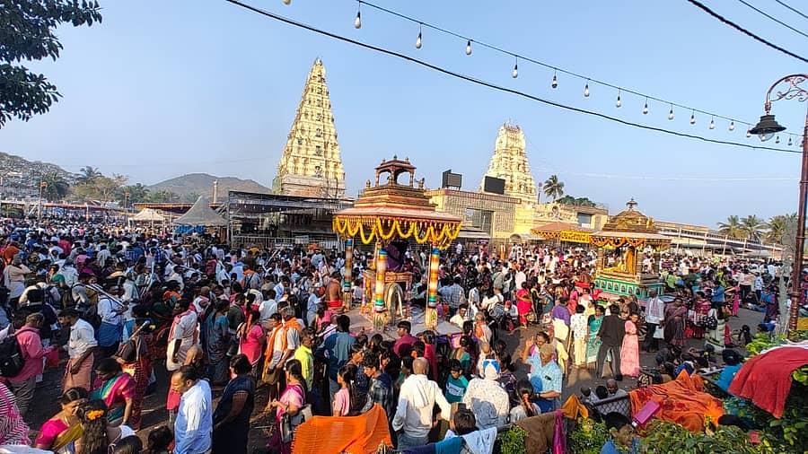 ಹನೂರು ತಾಲ್ಲೂಕಿನ ಮಲೆ ಮಹದೇಶ್ವರನ ದೇವಸ್ಥಾನದಲ್ಲಿ ಭಾನುವಾರ ಮಹಾ ಶಿವರಾತ್ರಿ ಜಾತ್ರಾ ಮಹೋತ್ಸವದಲ್ಲಿ ಪಾಲ್ಗೊಂಡಿದ್ದ ಭಕ್ತ ಸಮೂಹ