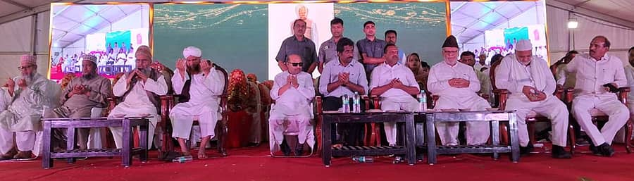 ರಾಮನಗರದ ಯಾರಬ್‌ ನಗರದಲ್ಲಿರುವ ಮೈದಾನದಲ್ಲಿ  ಶಾಸಕ ಎಚ್.ಎ. ಇಕ್ಬಾಲ್ ಹುಸೇನ್ ನೇತೃತ್ವದಲ್ಲಿ ಸಾಮೂಹಿಕ ಸರಳ ವಿವಾಹ ಕಾರ್ಯಕ್ರಮ ಜರುಗಿತು. ವಿಧಾನಸಭಾಧ್ಯಕ್ಷ ಯು.ಟಿ. ಖಾದರ್, ಸಚಿವ ರಹೀಂ ಖಾನ್ ಹಾಗೂ ಇತರರು ಇದ್ದಾರೆ