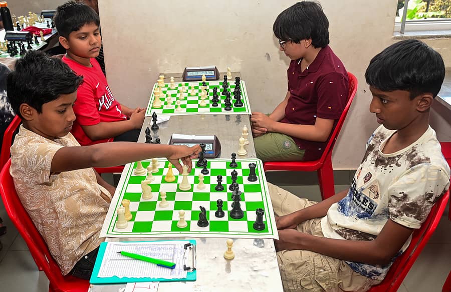 13 ವರ್ಷದೊಳಗಿನ ಮುಕ್ತ ವಿಭಾಗದ ಕೊನೆಯ ಸುತ್ತಿನಲ್ಲಿ ಧನುಷ್ ವಿರುದ್ಧ ಆಡಿದ ವಿಹಾನ್ ಶೆಟ್ಟಿ  ಪ್ರಜಾವಾಣಿ ಚಿತ್ರ