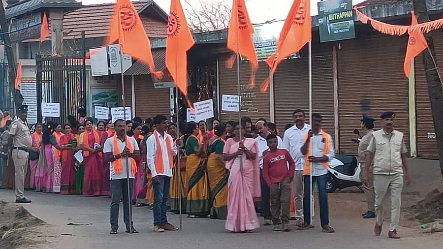 ಮಹಾಶಿವರಾತ್ರಿ ಪ್ರಯುಕ್ತ ವಿವಿಧ ಭಜನಾ ತಂಡಗಳ ಸದಸ್ಯರು ಮಡಿಕೇರಿಯಲ್ಲಿ ನಗರ ಸಂಕೀರ್ತನೆ ನಡೆಸಿದರು