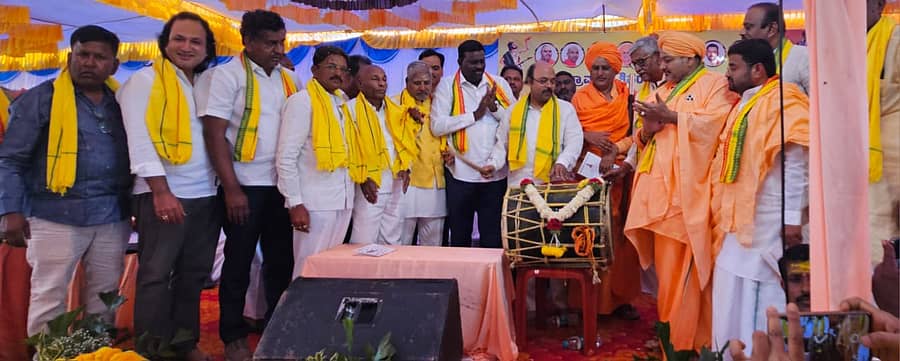 ಗಂಗಾವತಿ ನಗರದ ಹೊಸಳ್ಳಿ ಗ್ರಾಮದಲ್ಲಿ ಭಾನುವಾರ ಶ್ರೀ ಶಿವಸಿದ್ಧ ಬೀರಲಿಂಗೇಶ್ವರ ದೇವಸ್ಥಾನದ ನೂತನ ರಥೋತ್ಸವ ಹಾಗೂ ಸಾಮೂಹಿಕ ವಿವಾಹ ಕಾರ್ಯಕ್ರಮಕ್ಕೆ ಗಣ್ಯರು ಚಾಲನೆ ನೀಡಿದರು