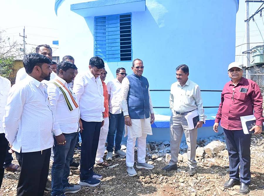 ಕಮಲನಗರ ತಾಲ್ಲೂಕಿನ ಠಾಣಾಕುಶನೂರ ಗ್ರಾಮದಲ್ಲಿ ನಡೆಯುತ್ತಿರುವ ಬಹುಗ್ರಾಮ ಕುಡಿಯುವ ನೀರು ಸರಬರಾಜು ಯೋಜನೆಯ ಕಾಮಗಾರಿಯನ್ನು ಶಾಸಕ ಪ್ರಭು ಬಿ. ಚವಾಣ್ ಪರಿಶೀಲಿಸಿದರು