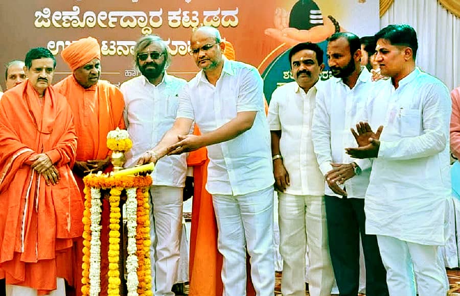 ಬಸವಕಲ್ಯಾಣದಲ್ಲಿ ಭಾನುವಾರ ನಡೆದ ಬಸವೇಶ್ವರ ದೇವಸ್ಥಾನದ ಮಹಾದ್ವಾರ ಮತ್ತು ಜೀರ್ಣೊದ್ಧಾರಗೊಂಡಿರುವ ಕಟ್ಟಡದ ಉದ್ಘಾಟನಾ ಕಾರ್ಯಕ್ರಮದಲ್ಲಿ ಶಾಸಕ ಶರಣು ಸಲಗರ ದೀಪ ಬೆಳಗಿಸಿದರು. ಸಚಿವ ಈಶ್ವರ ಖಂಡ್ರೆ ಇದ್ದರು