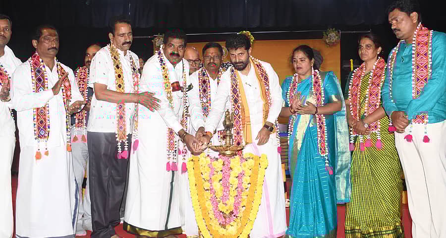 ಸಂತ ಸೇವಾಲಾಲ್ ಜಯಂತಿಯನ್ನು ಶಾಸಕ ಎಚ್.ಡಿ. ತಮ್ಮಯ್ಯ ಮತ್ತು ವಿಧಾನ ಪರಿಷತ್ ಸದಸ್ಯ ಸಿ.ಟಿ. ರವಿ ಉದ್ಘಾಟಿಸಿದರು