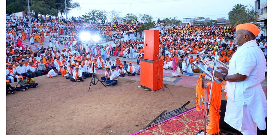 ಬನಹಟ್ಟಿಯಲ್ಲಿ ಶನಿವಾರ ನಡೆದ ಹಿಂದೂ ಸಮ್ಮೇಳನದಲ್ಲಿ ಆರ್‌ಎಸ್‌ಎಸ್‌ನ ಕರ್ನಾಟಕ ಉತ್ತರ ಮತ್ತು ದಕ್ಷಿಣ ಪ್ರಾಂತಗಳ ಪ್ರಚಾರ ಪ್ರಮುಖ ಅರುಣಕುಮಾರ ಮಾತನಾಡಿದರು