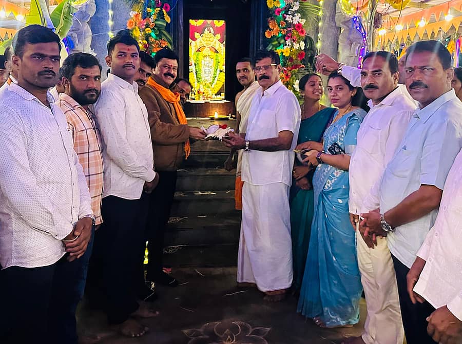 15ಕೆಆರ್ ಜಿ1ಇಪಿ :- ಇಲ್ಲಿಗೆ ಸಮೀಪದ ಶ್ರೀ ಕ್ಷೇತ್ರ ಹೊಗೆವಡ್ಡಿಯ ವೀರಾಂಜನೇಯ ದೇವಸ್ಥಾನದಲ್ಲಿ ಶನಿವಾರ ಆಡಳಿತ ಮಂಡಳಿ ವತಿಯಿಂದ ಕ್ಷೇತ್ರದ ಶಾಸಕ ಗೋಪಾಲ ಕೃಷ್ಣ ಬೇಳೂರು ಅವರನ್ನು ಸನ್ಮಾನಿಸಲಾಯಿತು.