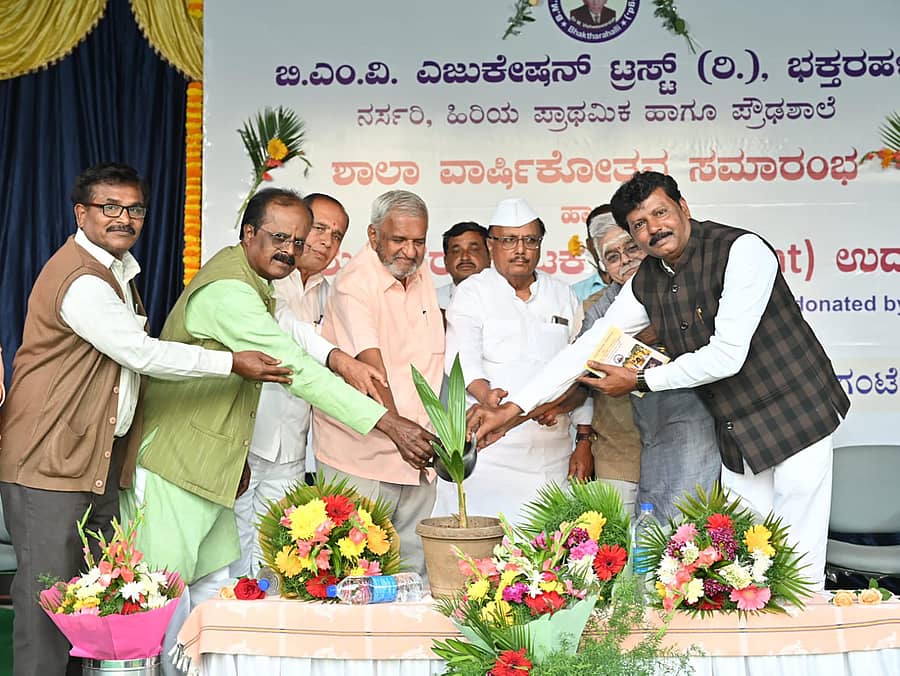 ಶಿಡ್ಲಘಟ್ಟ ತಾಲ್ಲೂಕಿನ ಭಕ್ತರಹಳ್ಳಿ ಬಿ.ಎಂ.ವಿ.ಶಾಲೆಯಲ್ಲಿ 1000 ಲೀಟರ್ ಸಾಮರ್ಥ್ಯದ ನೀರು ಶುದ್ಧೀಕರಣ ಘಟಕದ ಉದ್ಘಾಟನೆ ಕಾರ್ಯಕ್ರಮವನ್ನು ರಾಜ್ಯ ಯೋಜನಾ ಆಯೋಗದ ಉಪಾಧ್ಯಕ್ಷ ಬಿ.ಆರ್.ಪಾಟೀಲ ಉದ್ಘಾಟಿಸಿದರು