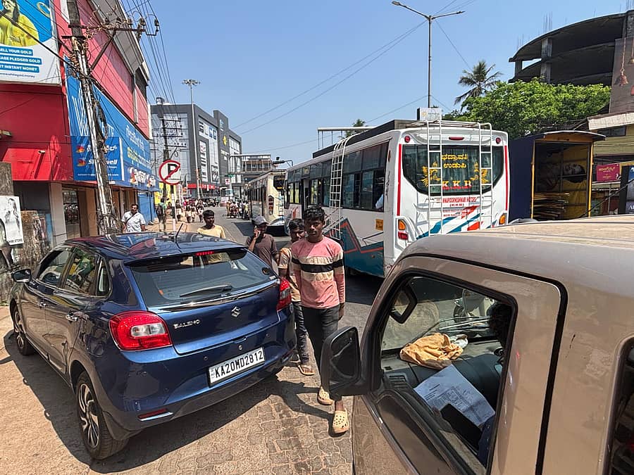 ಕಲ್ಸಂಕ ಜಂಕ್ಷನ್‌ನಲ್ಲಿ ಫ್ರೀಲೆಫ್ಟ್‌ ಪ್ರದೇಶದಲ್ಲಿ ರಸ್ತೆ ಬದಿ ವಾಹನಗಳನ್ನು ನಿಲ್ಲಿಸಿರುವುದು