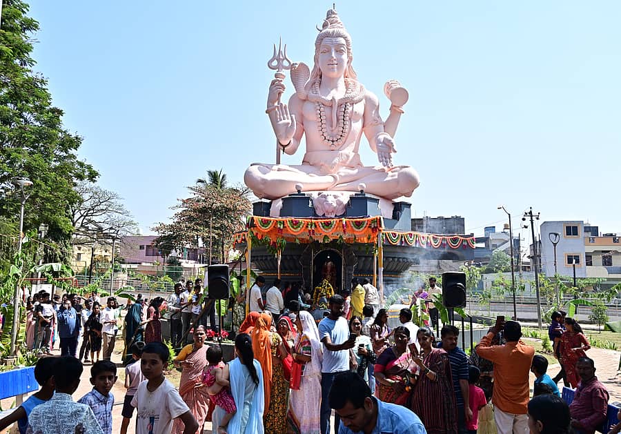 ಹುಬ್ಬಳ್ಳಿ ಗೋಕುಲ ರಸ್ತೆಯ ಶಿವಪುರ ಕಾಲೊನಿಯ ಉದ್ಯಾನದಲ್ಲಿರುವ ಶಿವದೇಗುಲಕ್ಕೆ ಭಕ್ತರು ಭೇಟಿ ನೀಡಿ ಶಿವಲಿಂಗ ದರ್ಶನ ಪಡೆದರು