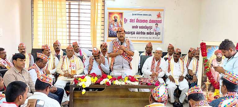 15ಸಿಡಿಎನ್ 01;   ಚಡಚಣದ  ಪ್ರವಾಶಿ ಮಂದಿರದಲ್ಲಿ  ಭಾನುವಾರ ಆಯೋಜಿಸಲಾದ  ಶ್ರೀ ಸಂತ ಸೇವಾಲಾಲ್ ಮಹಾರಾಜರ 287ನೇ  ಜಯಂತೋತ್ಸವ ಕಾರ್ಯಕ್ರಮದಲ್ಲಿ ಶಾಸಕ ವಿಠ್ಠಲ ಕಟಕಧೋಂಡ ಮಾತನಾಡಿದರು