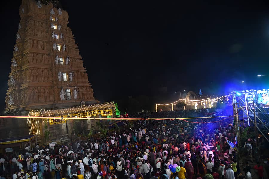 ನಂಜನಗೂಡಿನ ಶ್ರೀಕಂಠೇಶ್ವರಸ್ವಾಮಿ ದೇವಾಲಯದ ಮುಂಭಾಗ ಮಹಾಶಿವರಾತ್ರಿ ಪ್ರಯುಕ್ತ ಶಿವಸ್ಮರಣೆ, ಜಾಗರಣೆಗಾಗಿ ಸೇರಿರುವ ಭಕ್ತರು