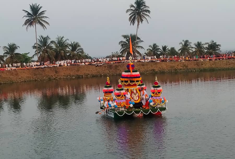 ಕಲಘಟಗಿ ತಾಲ್ಲೂಕಿನ ಬೇಗೂರ ಗ್ರಾಮದ ಹೊಂಡದಲ್ಲಿ ನೂತನವಾಗಿ ನಿರ್ಮಿಸಿದ ಸಿದ್ಧಾರೂಢರ ತೆಪ್ಪೋತ್ಸವದ ತೇರು ಸಂಭ್ರಮದಿಂದ ಜರುಗಿತು