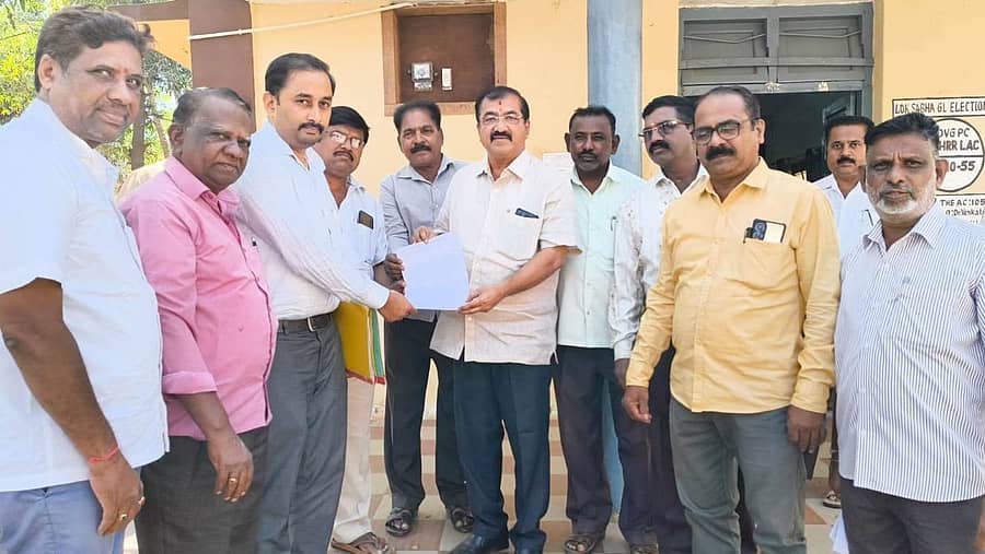 ಹರಿಹರದಲ್ಲಿ ಕನ್ನಡ ಭವನ ನಿರ್ಮಾಣಕ್ಕೆ ನಿವೇಶನ, ಅನುದಾನ ಒದಗಿಸುವಂತೆ ಆಗ್ರಹಿಸಿ ಕನ್ನಡ ಭವನ ಹೋರಾಟ ಸಮಿತಿಯಿಂದ ಶಾಸಕ ಬಿ.ಪಿ.ಹರೀಶ್ ಅವರಿಗೆ ಶುಕ್ರವಾರ ಮನವಿ ಸಲ್ಲಿಸಲಾಯಿತು