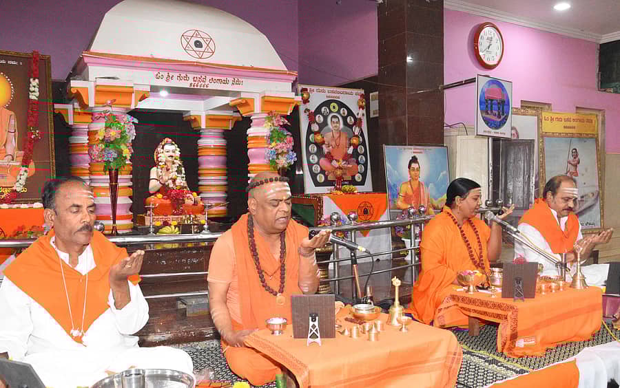 ಬೀದರ್‌ನ ಬಸವ ಮಂಟಪದಲ್ಲಿ ಭಾನುವಾರ ಬೆಂಗಳೂರಿನ ಚನ್ನಬಸವೇಶ್ವರ ಜ್ಞಾನಪೀಠದ ಪೀಠಾಧ್ಯಕ್ಷ ಚನ್ನಬಸವಾನಂದ ಸ್ವಾಮೀಜಿ ಇಷ್ಟಲಿಂಗ ಪೂಜೆಯ ಪ್ರಾತ್ಯಕ್ಷಿಕೆ ತೋರಿಸಿದರು