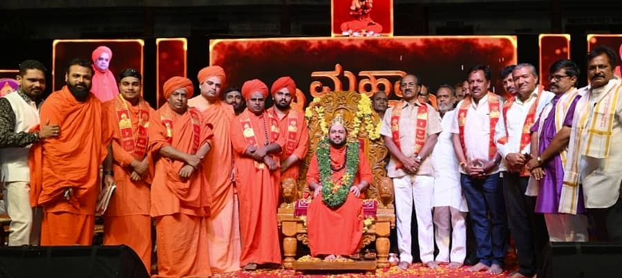 ಬೈಲಹೊಂಗಲ ಮೂರುಸಾವಿರಮಠದ ಜಾತ್ರಾ ಮಹೋತ್ಸವ ಅಂಗವಾಗಿ ನಡೆದ ಗುರುವಂದನಾ, ಸನ್ಮಾನ ಸಮಾರಂಭದಲ್ಲಿ ಪ್ರಭುನೀಲಕಂಠ ಸ್ವಾಮೀಜಿ ಅವರಿಗೆ ಬಂಗಾರ ಕಿರೀಟ ಅರ್ಪಿಸಿದ ಭಕ್ತರು ಪಾದಪೂಜೆ ನೆರವೇರಿಸಿದರು. ವಿವಿಧ ಮಠಾಧೀಶರು, ಗಣ್ಯರು ಹಾಜರಿದ್ದರು