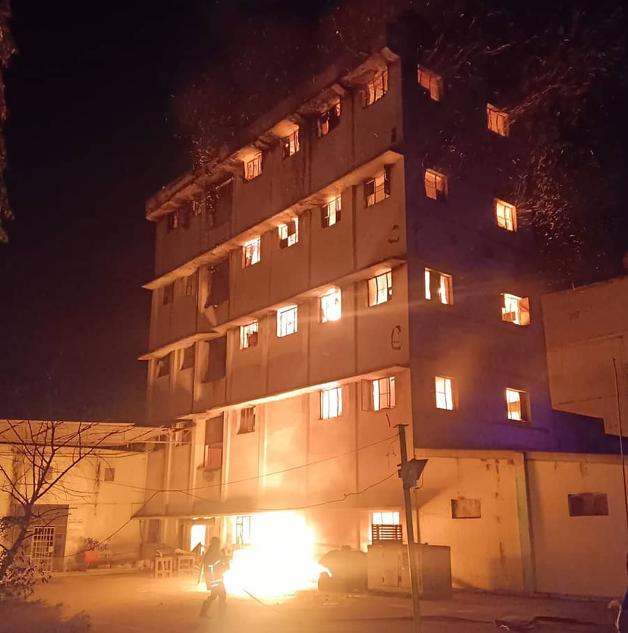 ಶನಿವಾರ ರಾತ್ರಿ ಹೊತ್ತಿ ಉರಿದ ಏಳು ಹಂತಸ್ತಿನ ಕಟ್ಟಡ