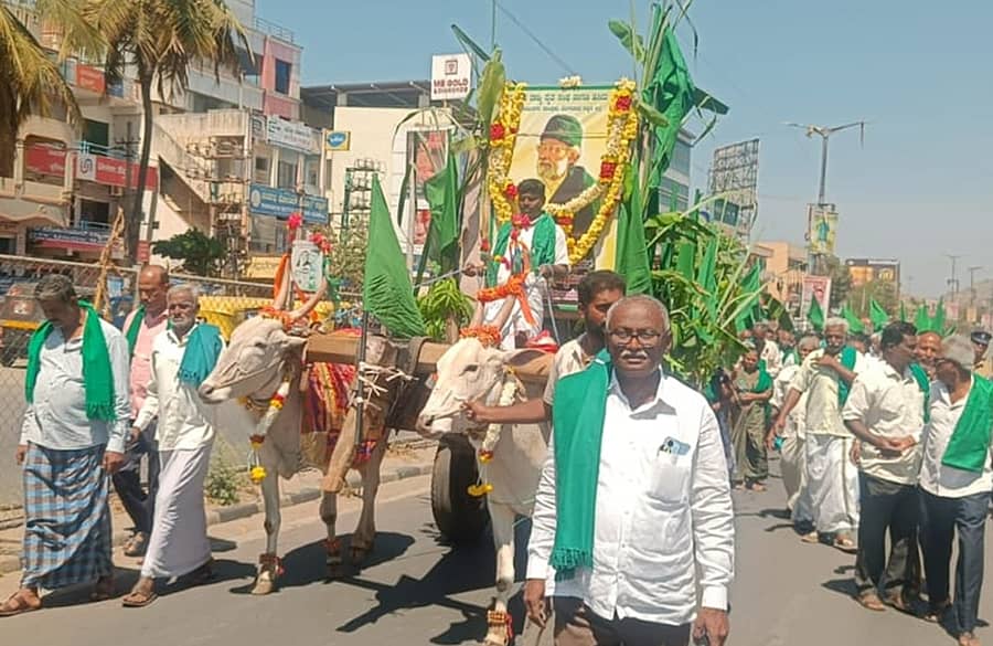 ನಾಯಕ ಪ್ರೊ.ಎಂ.ಡಿ. ನಂಜುಂಡ ಸ್ವಾಮಿ ಜನ್ಮದಿನದ ಪ್ರಯಕ್ತ ರೈತ ಸಂಘ ಮತ್ತು ಹಸಿರು ಸೇನೆ ವತಿಯಿಂದ ರಾಮನಗರದ ಬಿ.ಎಂ. ರಸ್ತೆಯಲ್ಲಿ ನಂಜುಂಡಸ್ವಾಮಿ ಅವರ ಭಾವಚಿತ್ರವನ್ನು ಎತ್ತಿನಗಾಡಿಯಲ್ಲಿ ಮೆರವಣಿಗೆ ಮಾಡಲಾಯಿತು