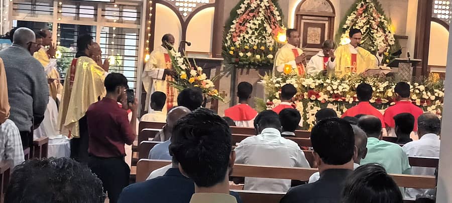 ಮೂಡಿಗೆರೆ ತಾಲ್ಲೂಕಿನ ಬಣಕಲ್ ಬಾಲಿಕ ಮರಿಯಾ ಚರ್ಚ್‌ನ ವಾರ್ಷಿಕೋತ್ಸವದ ಅಂಗವಾಗಿ ವಿಶೇಷ ಪ್ರಾರ್ಥನೆ ನಡೆಯಿತು