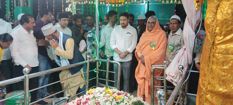 <div class="paragraphs"><p>ನಂಜನಗೂಡು ತಾಲ್ಲೂಕಿನ ಬೆಳಲೆ ಗೇಟ್ ಸಮೀಪದ ಹಜರತ್ ಸೈದಾನಿ ಭೀ ಮಾ ಸನ್ನಿಧಿಯಲ್ಲಿ ಭಾನುವಾರ ನಡೆದ ಹಜರತ್ ಸೈದಾನಿ ಭೀ ಮಾ ಗಂಧದ ಮಹೋತ್ಸವದಲ್ಲಿ ಶಾಸಕ ದರ್ಶನ್ ಧ್ರುವನಾರಾಯಣ ಭಾಗವಹಿಸಿದ್ದರು.</p></div>