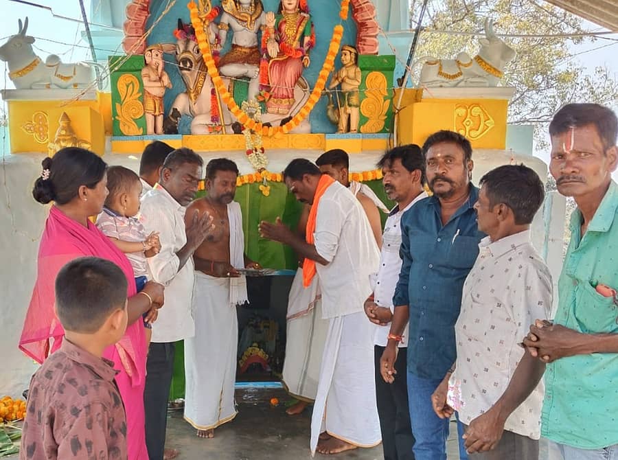 ಯಳಂದೂರು ತಾಲ್ಲೂಕಿನ ಆಮೆಕೆರೆ ರಸ್ತೆಯ ಶಿವ ಪಾರ್ವತಿ ದೇವಾಲಯದಲ್ಲಿ ಭಾನುವಾರ ಶಿವ ಭಕ್ತರು ವಿಶೇಷ ಪೂಜೆ ಸಲ್ಲಿಸಿದರು.