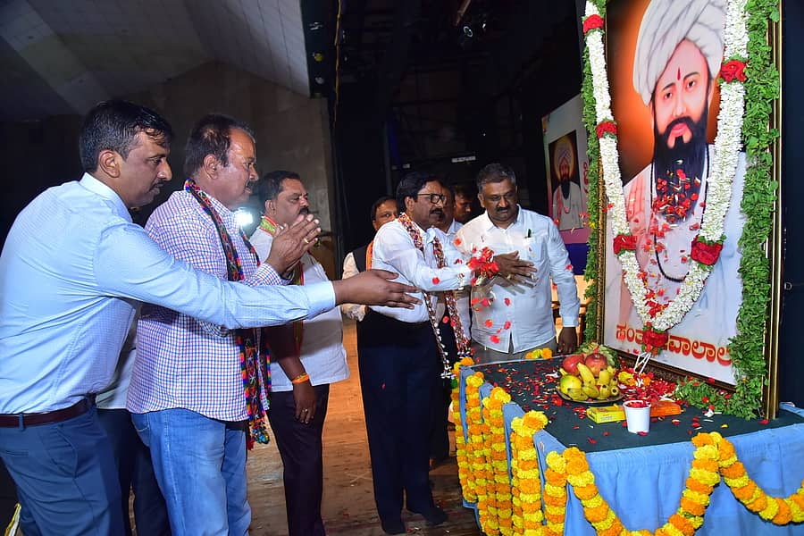 ಹಾಸನದ ಹಾಸನಾಂಬ ಕಲಾಕ್ಷೇತ್ರದಲ್ಲಿ ಭಾನುವಾರ ಆಯೋಜಿಸಿದ್ದ ಜಯಂತ್ಯುತ್ಸವದಲ್ಲಿ ಸಂತ ಸೇವಾಲಾಲರ ಭಾವಚಿತ್ರಕ್ಕೆ ಗಣ್ಯರು ಪುಷ್ಪಾರ್ಪಣೆ ಮಾಡಿದರು