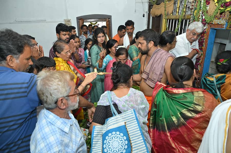 ಪಂಚಕ್ಷೇತ್ರಗಳಲ್ಲಿ ಒಂದದೆನಿಸಿರುವ ಕಾರವಾರ ತಾಲ್ಲೂಕಿನ ಶೇಜವಾಡದ ಶೆಜ್ಜೇಶ್ವರ ದೇವಸ್ಥಾನದಲ್ಲಿ ಭಕ್ತರು ಪೂಜೆ ಸಲ್ಲಿಸಿದರು