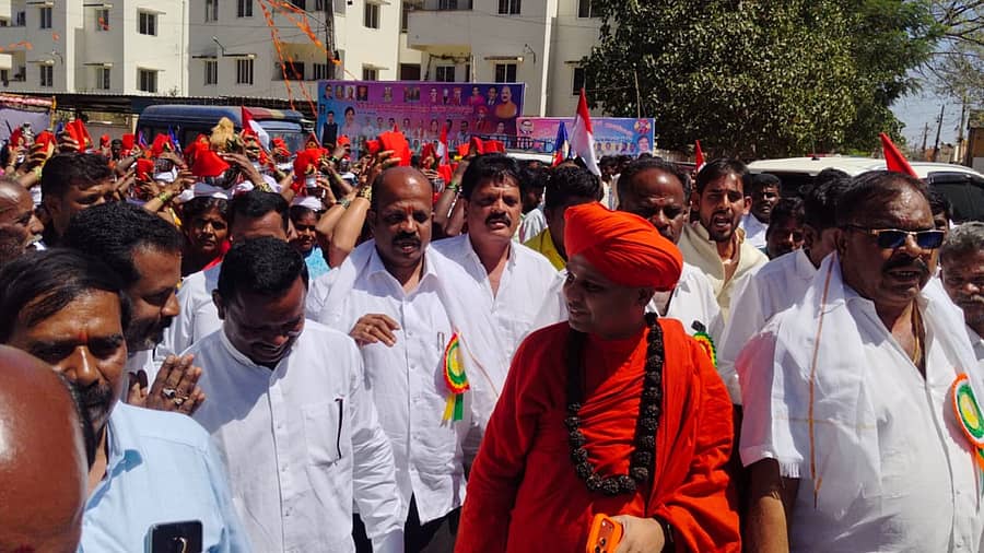 ಕೆಜಿಎಫ್‌ ರಾಬರ್ಟಸನ್‌ಪೇಟೆಯಲ್ಲಿ ಶನಿವಾರ ನಡೆದ ಸಿದ್ದರಾಮೇಶ್ವರ ಜಯಂತಿ ಅಂಗವಾಗಿ ನಡೆದ ಮೆರವಣಿಗೆಯಲ್ಲಿ ಇಮ್ಮಡಿ ಸಿದ್ದರಾಮೇಶ್ವರ ಸ್ವಾಮಿ ಭಾಗವಹಿಸಿದ್ದರು. ಬೋವಿ ಸಮುದಾಯದ ಮುಖಂಡರು ಇದ್ದರು