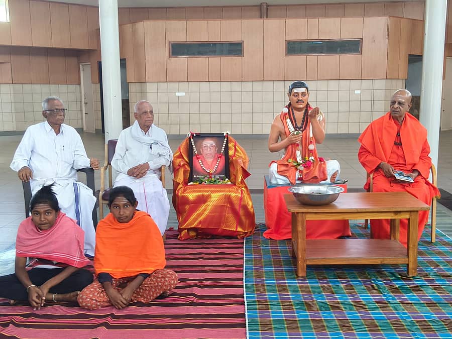 ಹೊಸದುರ್ಗದ ಸಾಣೇಹಳ್ಳಿಯ ಗುರುಬಸವ ಮಹಾಮನೆಯಲ್ಲಿ ಭಾನುವಾರ ಮಲ್ಲಿಕಾರ್ಜುನ ಶಿವಾಚಾರ್ಯ ಸ್ವಾಮೀಜಿಗಳ ಶ್ರದ್ಧಾಂಜಲಿ ಸಮಾರಂಭ ನಡೆಯಿತು