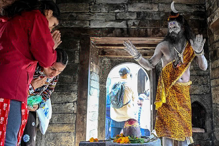 ನೇಪಾಳದ ಕಠ್ಮಂಡುವಿನಲ್ಲಿರುವ ಪಶುಪತಿನಾಥ ದೇವಸ್ಥಾನದಲ್ಲಿ ಶಿವರಾತ್ರಿ ಹಬ್ಬದ ದಿನದಂದು, ಶಿವನ ವೇಷಧಾರಿ ಸಾಧುವೊಬ್ಬರಿಗೆ ಭಕ್ತರು ನಮಿಸಿದರು– ಎಎಫ್‌ಪಿ ಚಿತ್ರ 